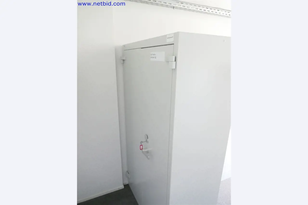 Equipos de laboratorio amplios y en buen estado-2