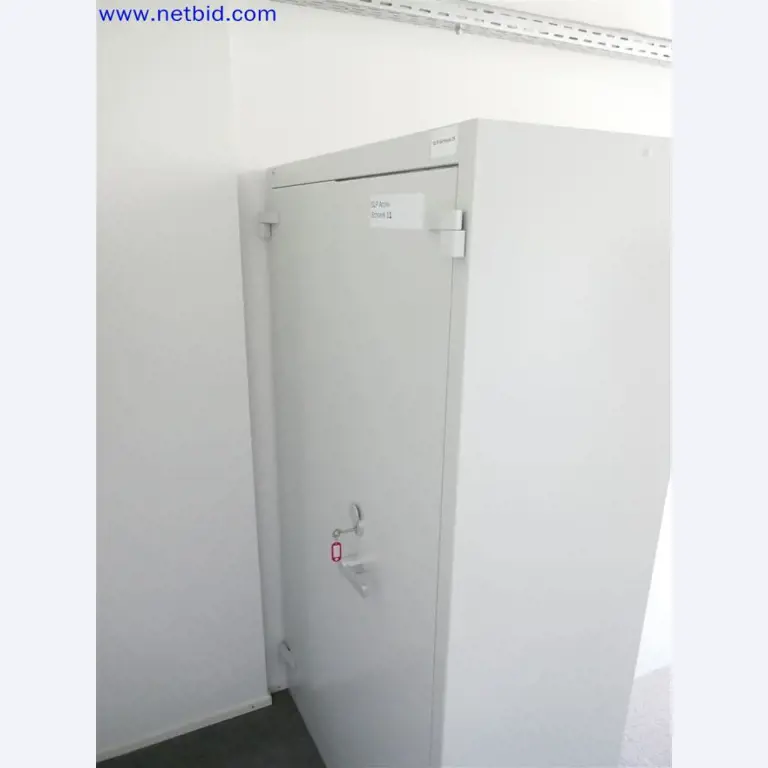 Equipos de laboratorio amplios y en buen estado-2