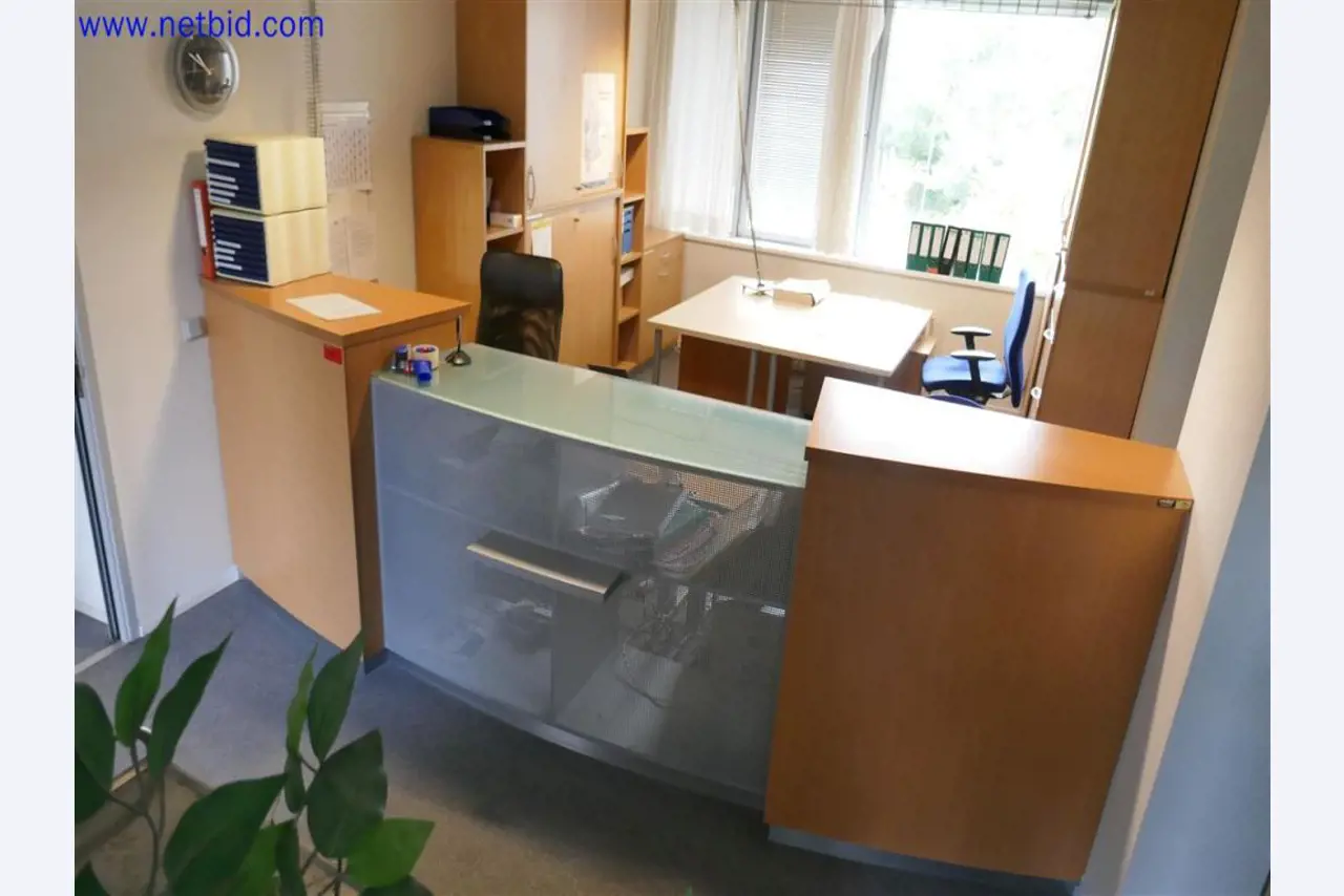 Dobře udržované a rozsáhlé laboratorní vybavení-1