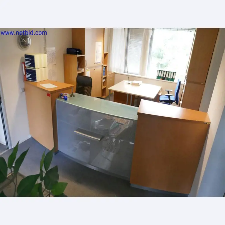 Dobře udržované a rozsáhlé laboratorní vybavení-1