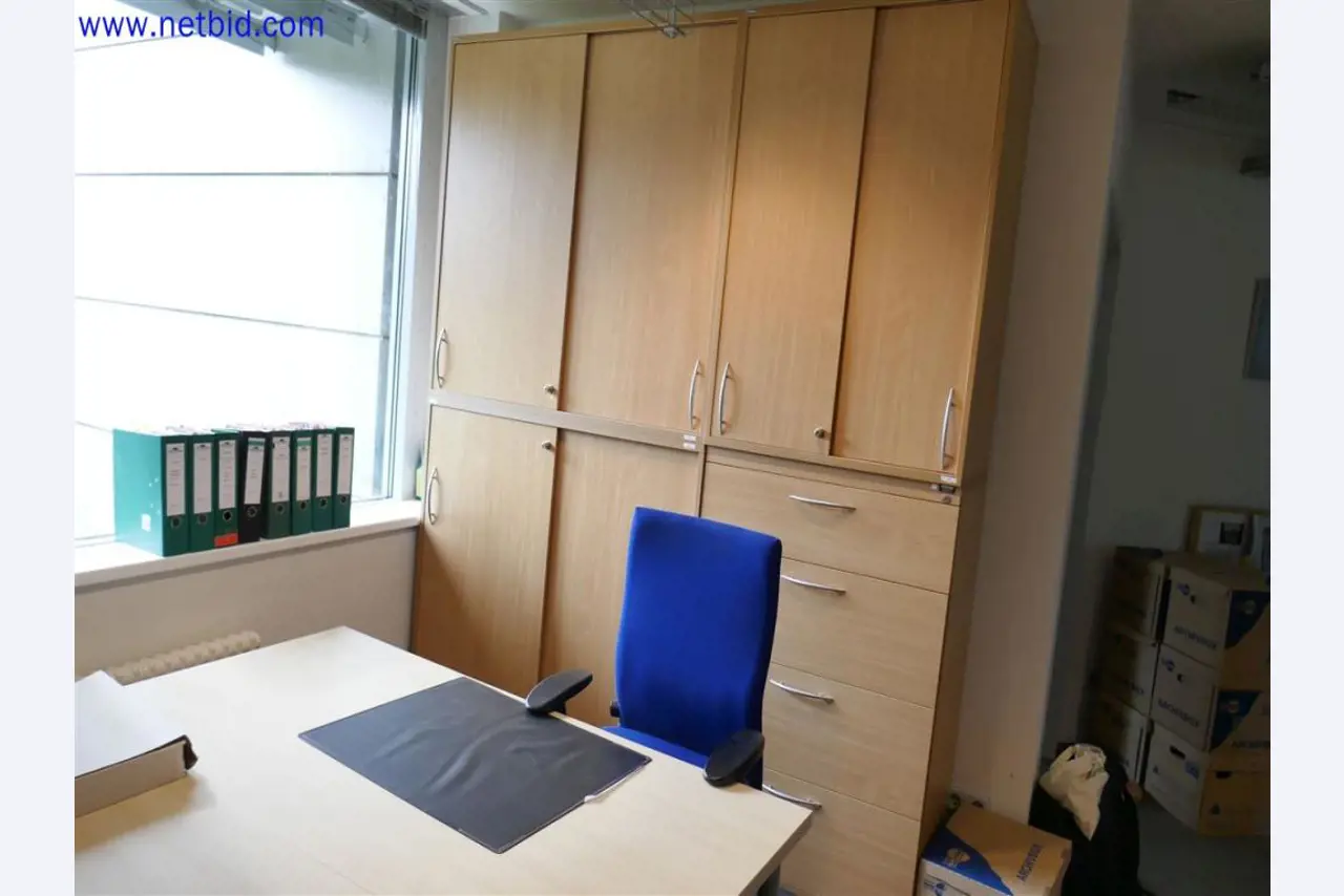 Dobře udržované a rozsáhlé laboratorní vybavení-3
