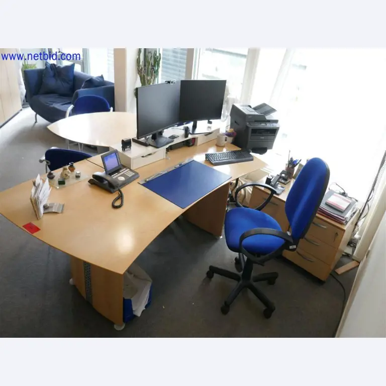 Gepflegte und umfangreiche Laborausstattung -2