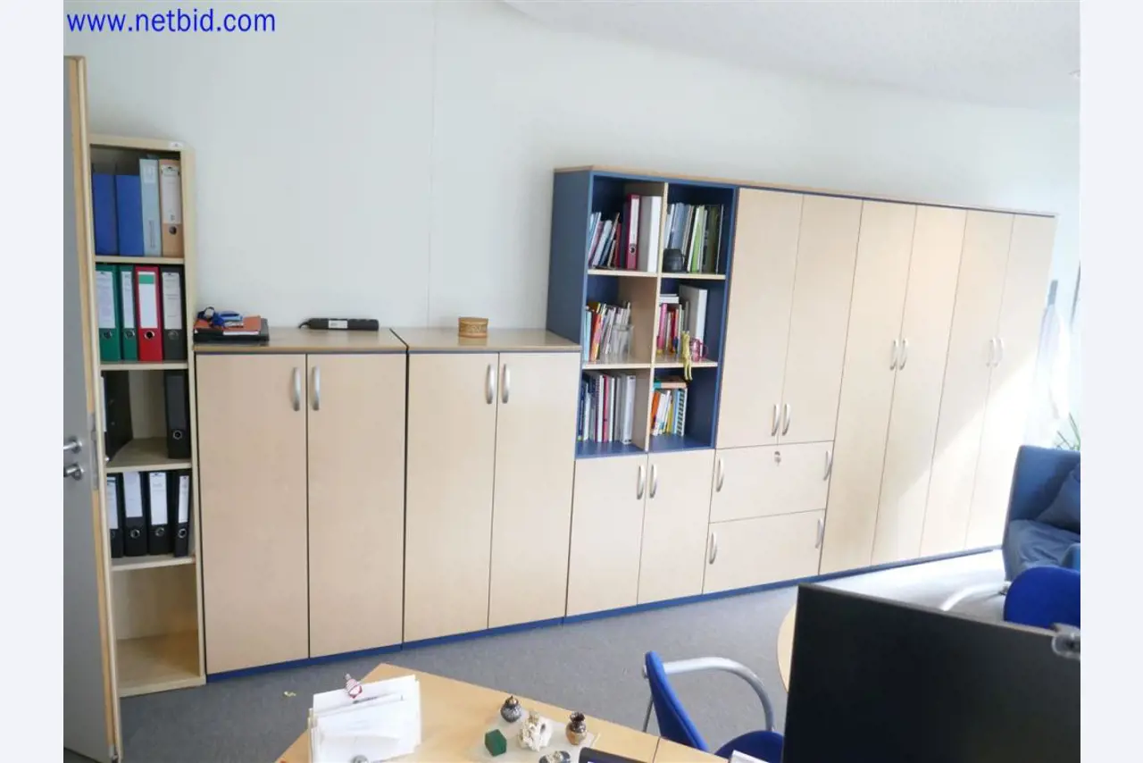 Gepflegte und umfangreiche Laborausstattung -4