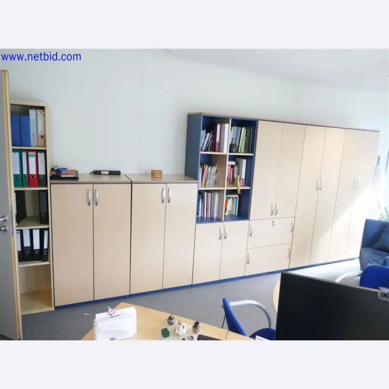 Gepflegte und umfangreiche Laborausstattung -4