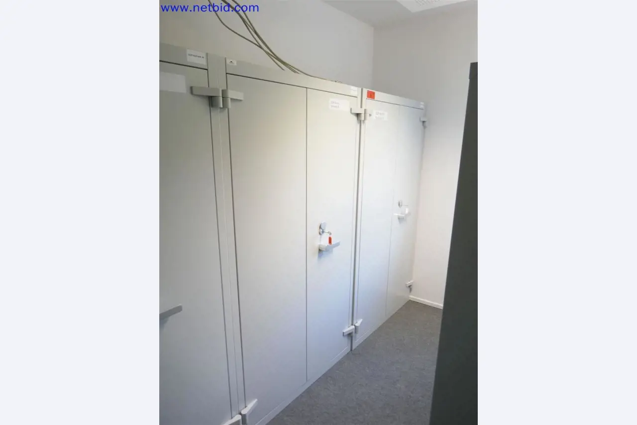 Gepflegte und umfangreiche Laborausstattung -1