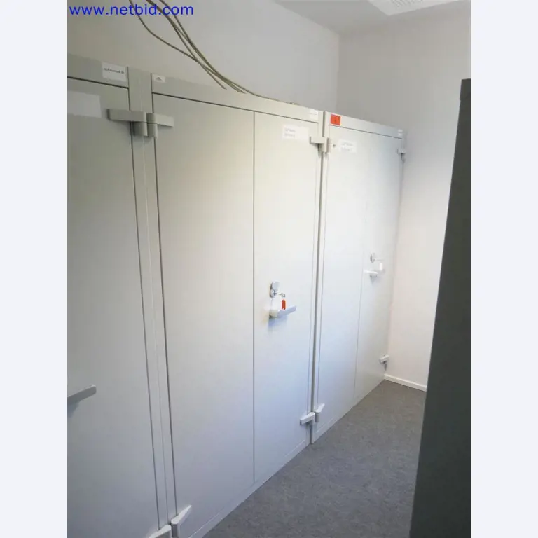 Gepflegte und umfangreiche Laborausstattung -1