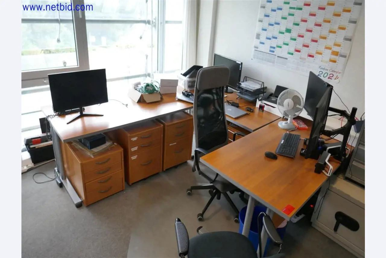 Gepflegte und umfangreiche Laborausstattung -1