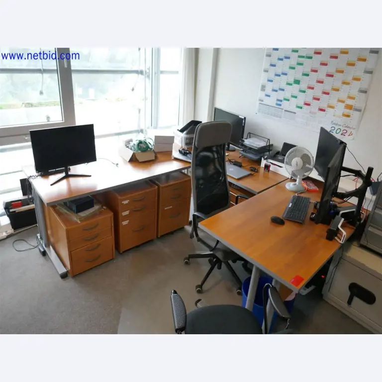 Gepflegte und umfangreiche Laborausstattung -1