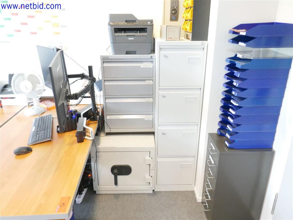 Gepflegte und umfangreiche Laborausstattung -2