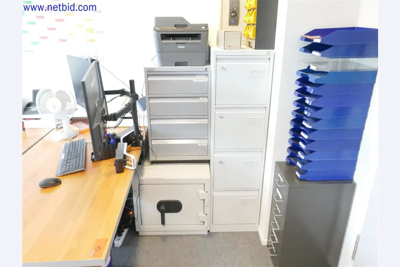 Gepflegte und umfangreiche Laborausstattung -2