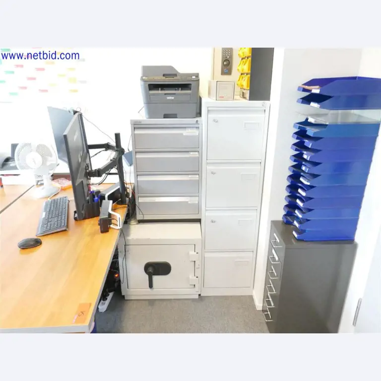 Gepflegte und umfangreiche Laborausstattung -2