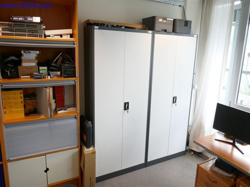 Gepflegte und umfangreiche Laborausstattung -3