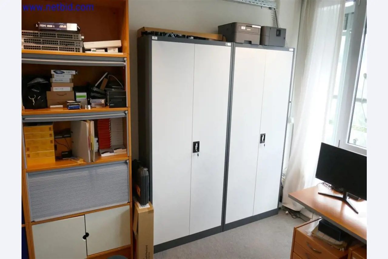 Gepflegte und umfangreiche Laborausstattung -3