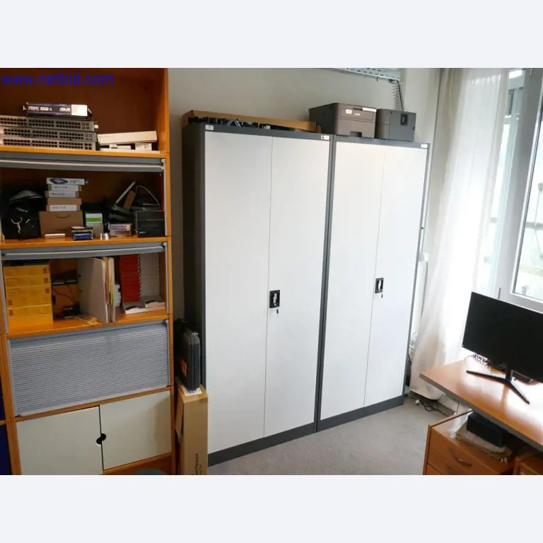 Gepflegte und umfangreiche Laborausstattung -3