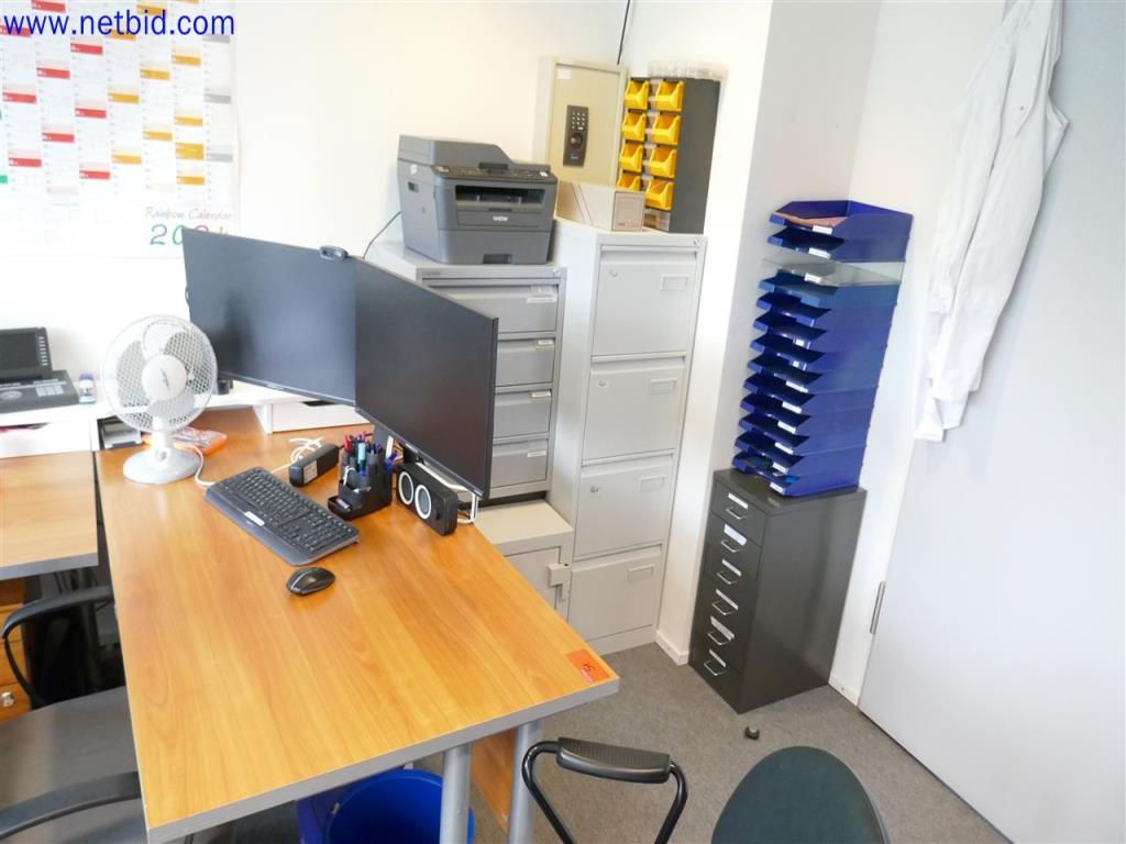 Gepflegte und umfangreiche Laborausstattung -5