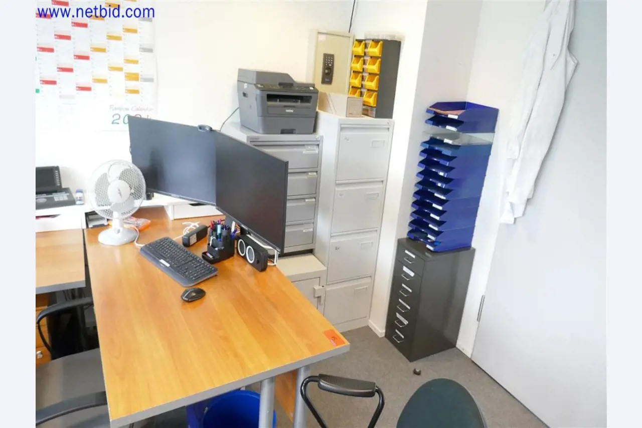 Gepflegte und umfangreiche Laborausstattung -5