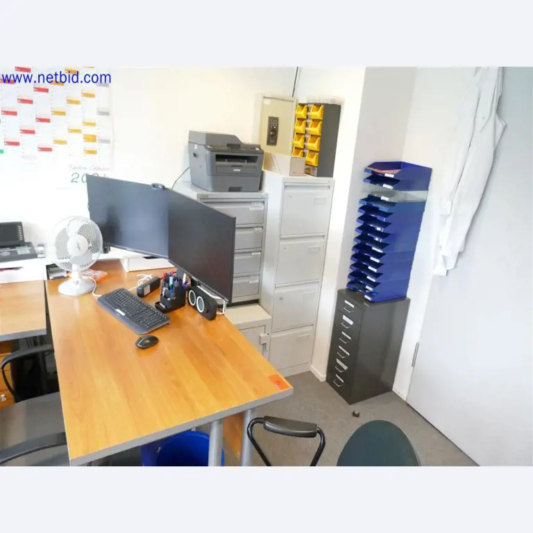 Gepflegte und umfangreiche Laborausstattung -5