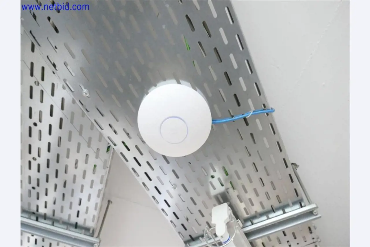 Equipos de laboratorio amplios y en buen estado-1