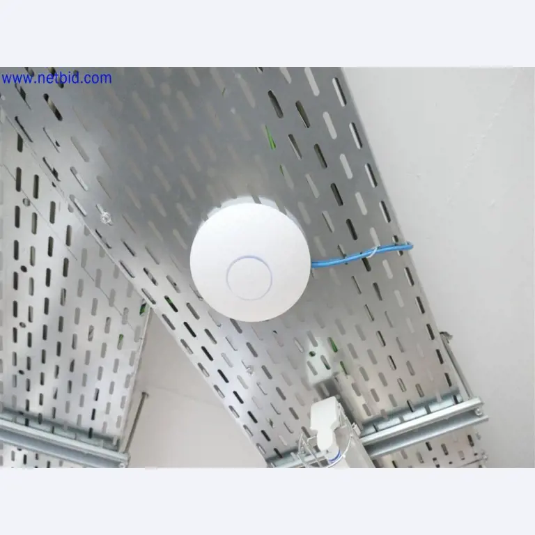 Equipos de laboratorio amplios y en buen estado-1