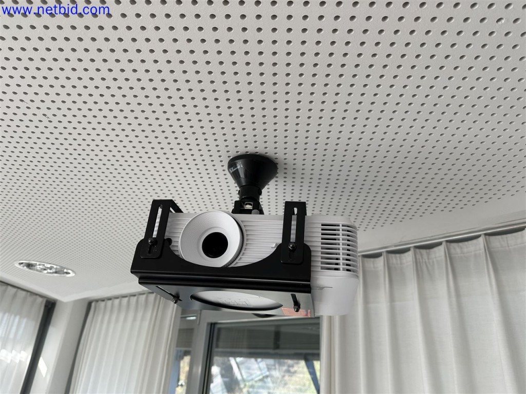 Dobře udržované a rozsáhlé laboratorní vybavení-1