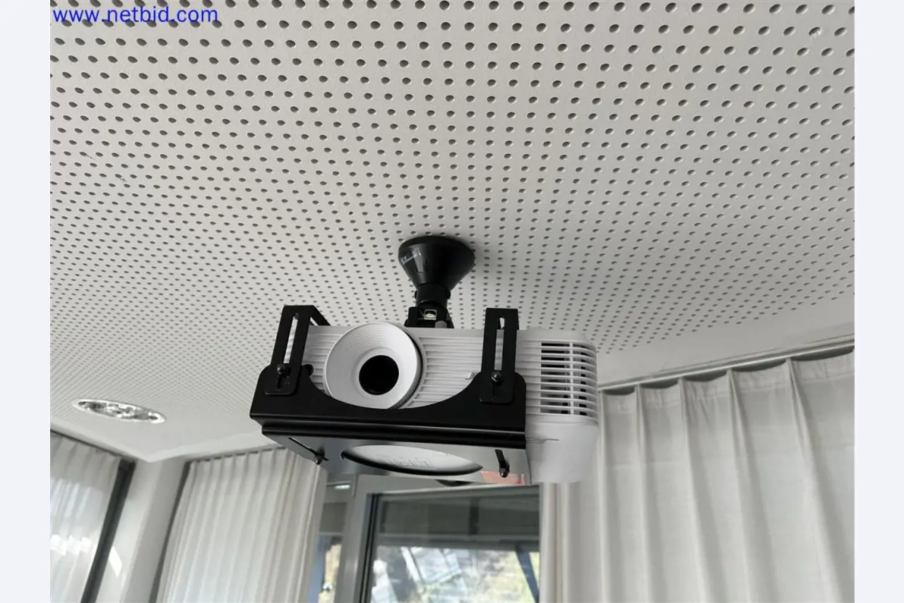 Dobře udržované a rozsáhlé laboratorní vybavení-1