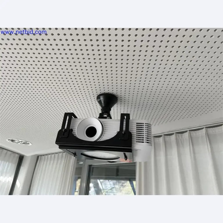 Dobře udržované a rozsáhlé laboratorní vybavení-1