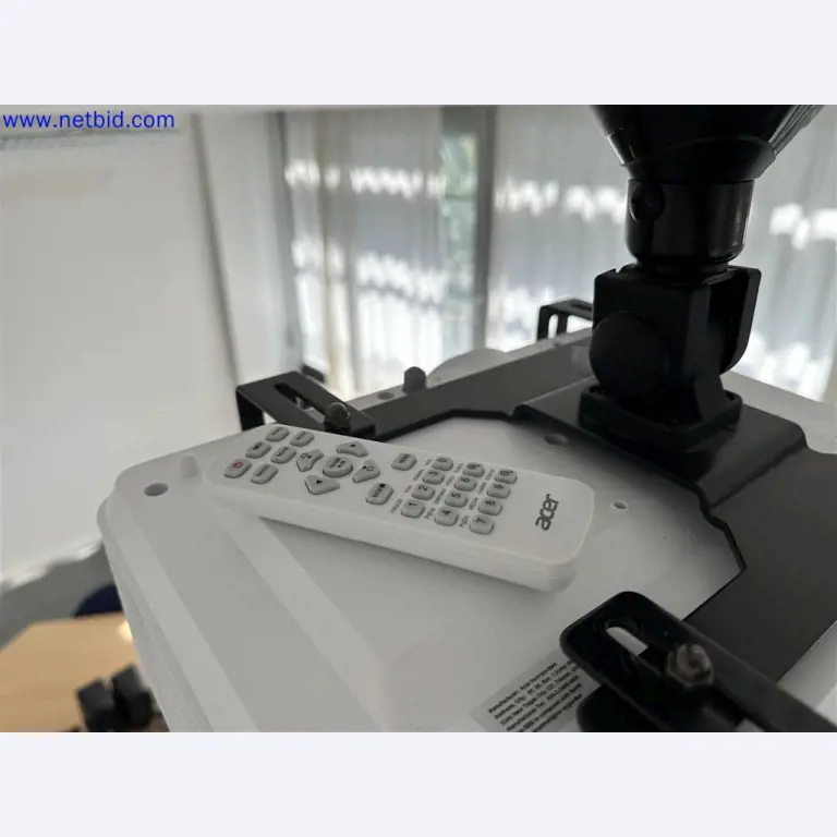 Dobře udržované a rozsáhlé laboratorní vybavení-2