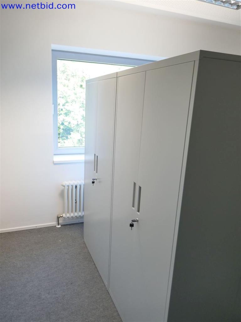 Equipos de laboratorio amplios y en buen estado-3