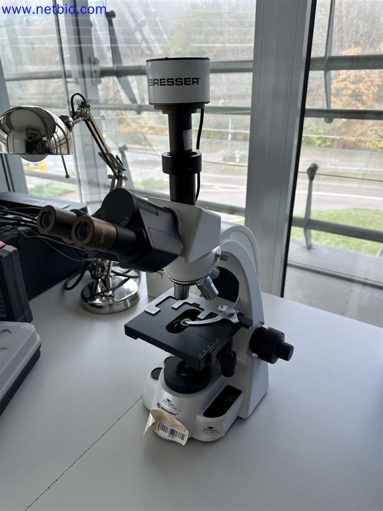 Dobře udržované a rozsáhlé laboratorní vybavení-1