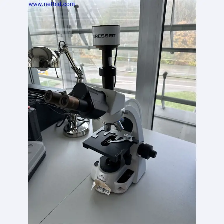 Dobře udržované a rozsáhlé laboratorní vybavení-1