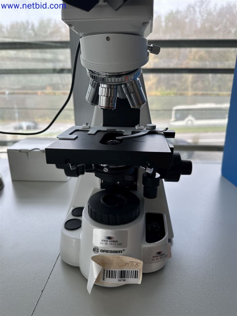 Dobře udržované a rozsáhlé laboratorní vybavení-3