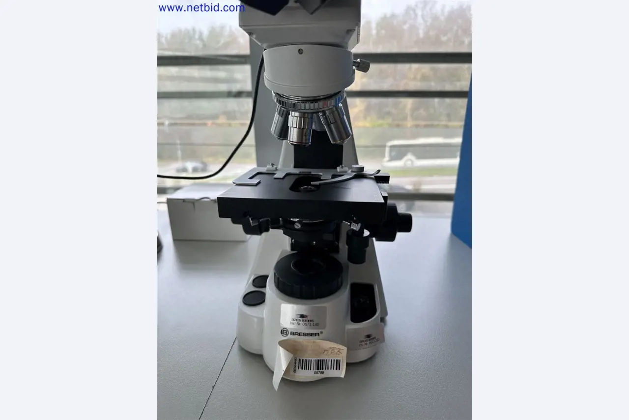 Dobře udržované a rozsáhlé laboratorní vybavení-3