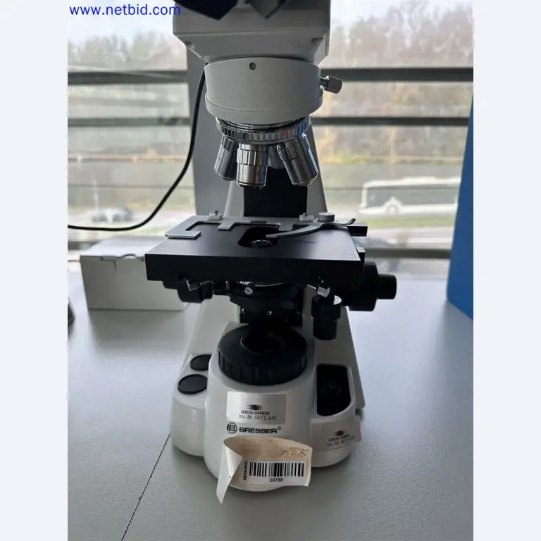 Dobře udržované a rozsáhlé laboratorní vybavení-3