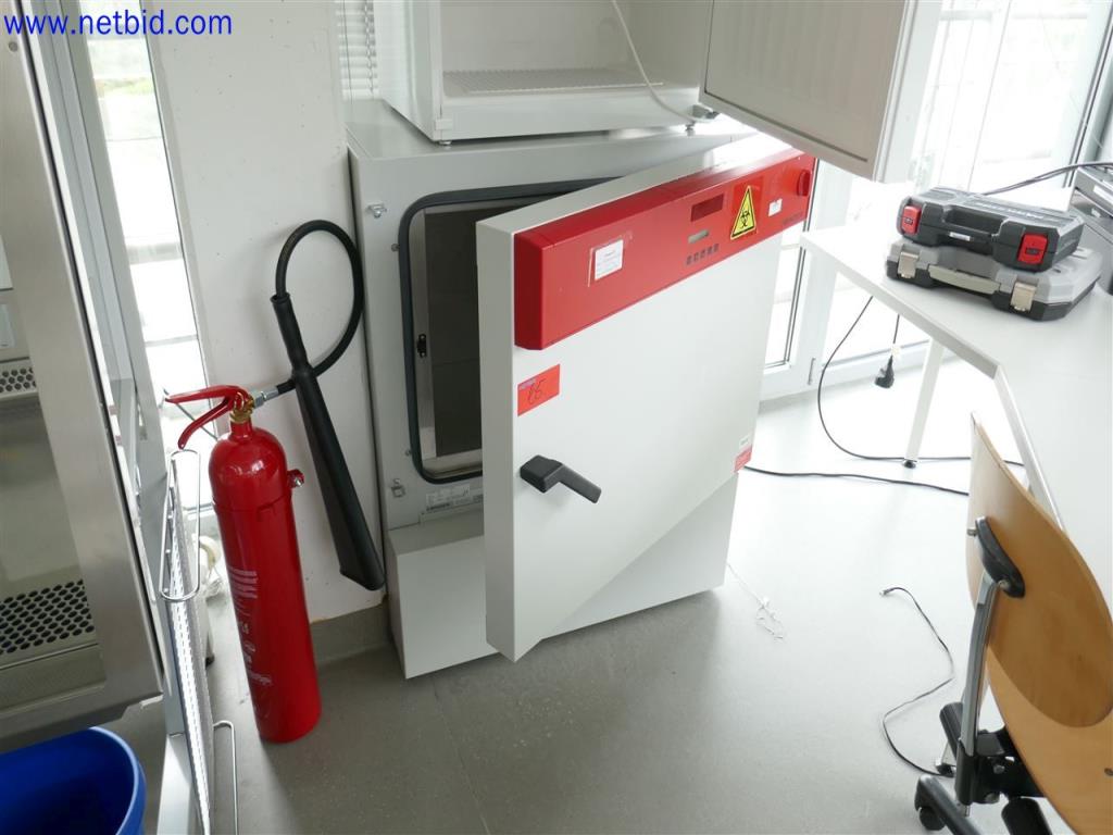 Dobře udržované a rozsáhlé laboratorní vybavení-1