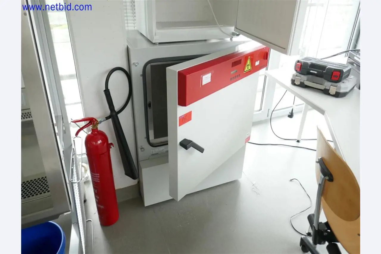 Equipos de laboratorio amplios y en buen estado-1