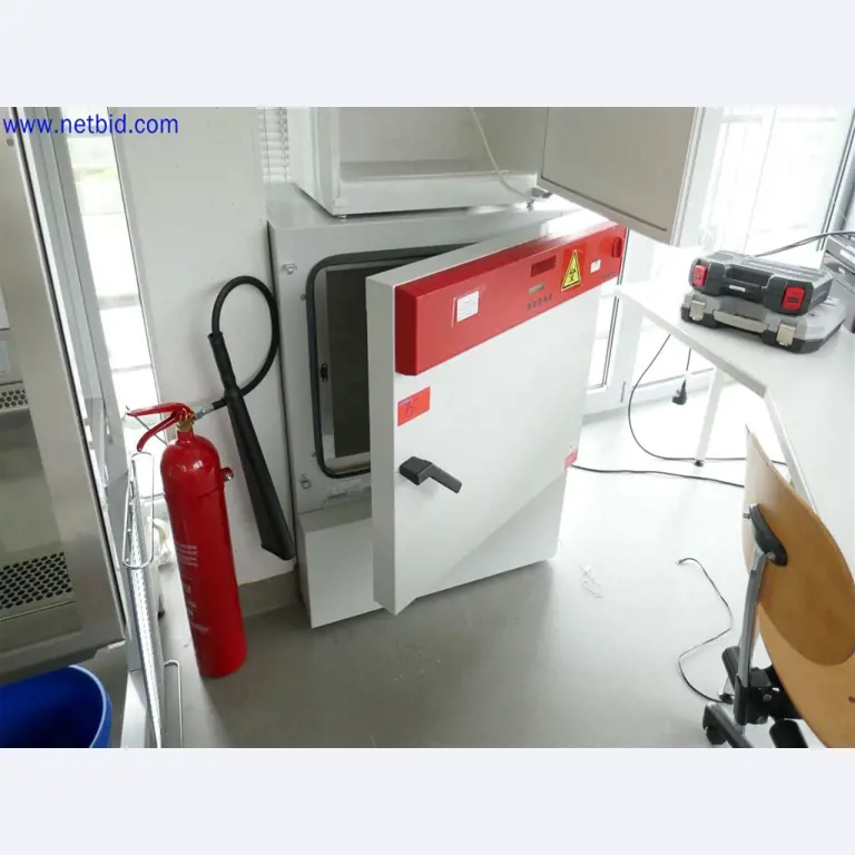 Equipos de laboratorio amplios y en buen estado-1