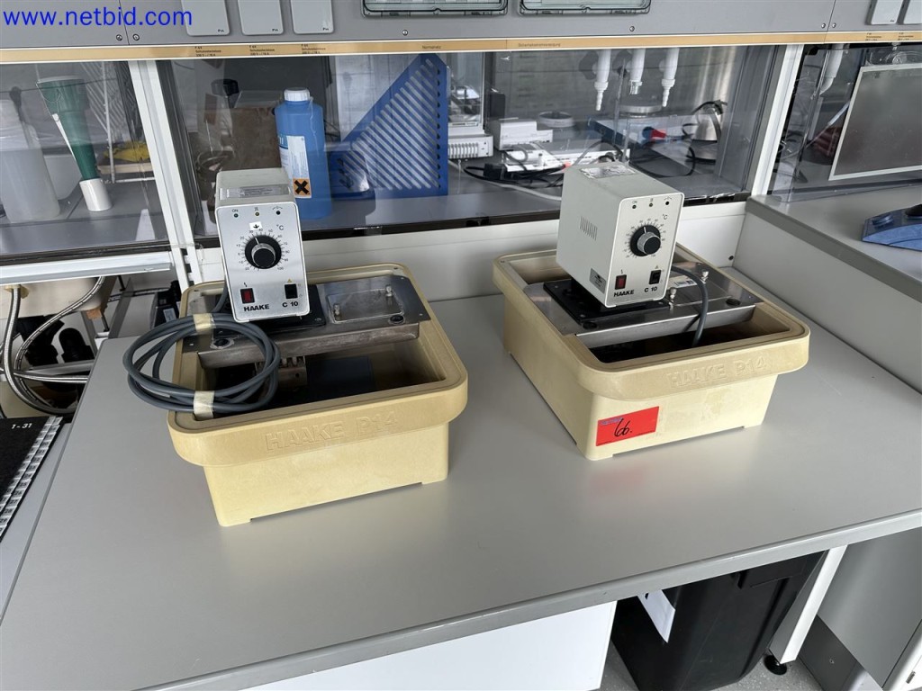 Gepflegte und umfangreiche Laborausstattung -1