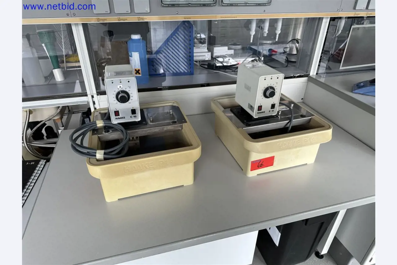 Equipos de laboratorio amplios y en buen estado-1