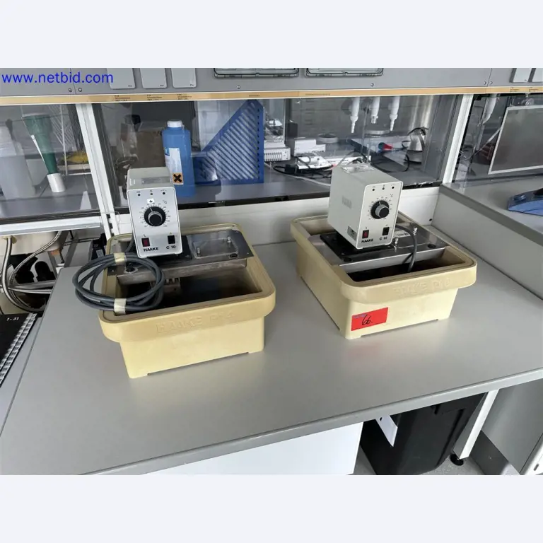 Equipos de laboratorio amplios y en buen estado-1