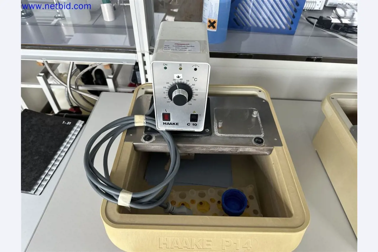 Equipos de laboratorio amplios y en buen estado-2