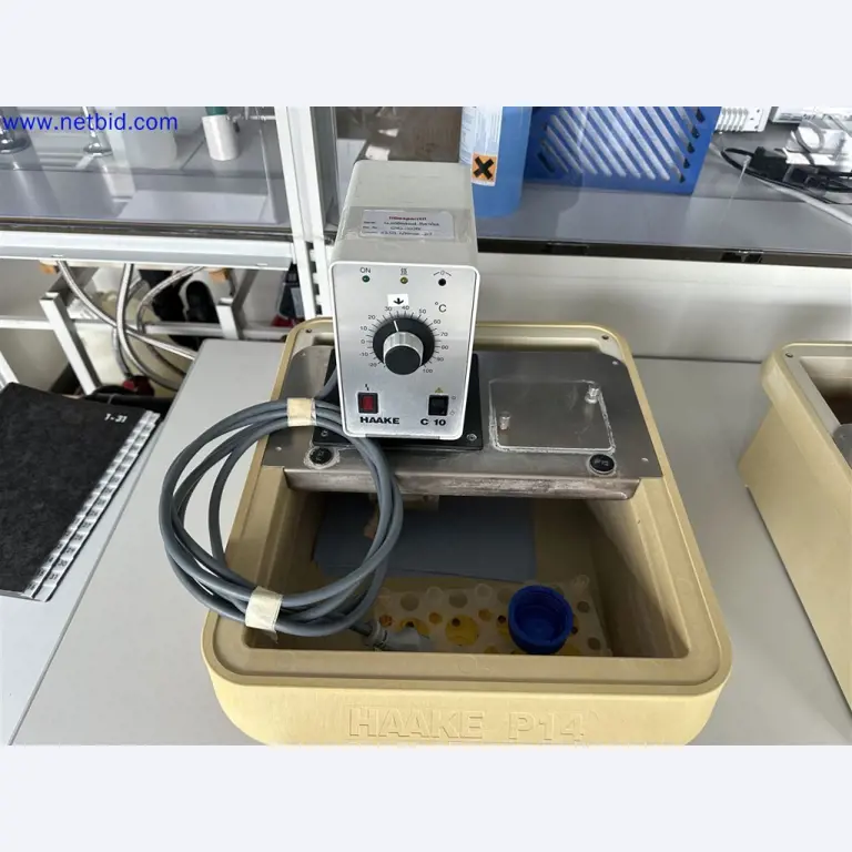 Equipos de laboratorio amplios y en buen estado-2