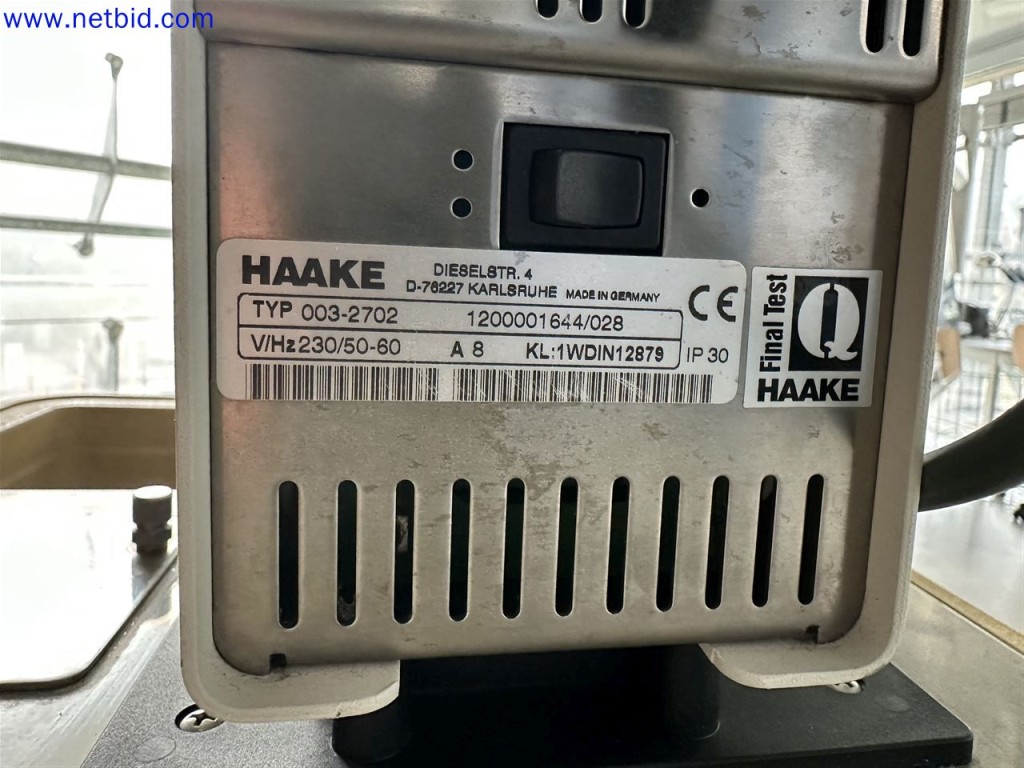 Gepflegte und umfangreiche Laborausstattung -3