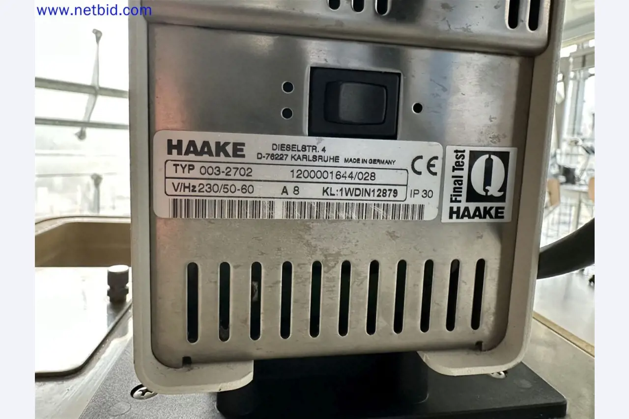 Equipos de laboratorio amplios y en buen estado-3