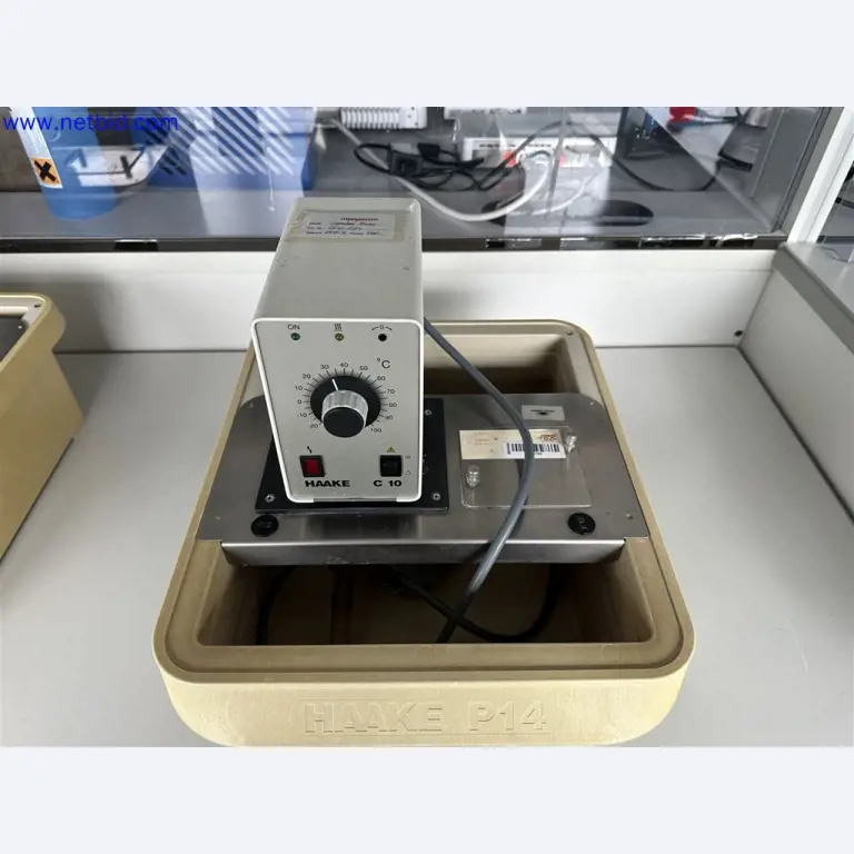 Equipos de laboratorio amplios y en buen estado-4