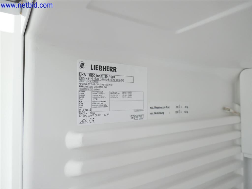 Gepflegte und umfangreiche Laborausstattung -2