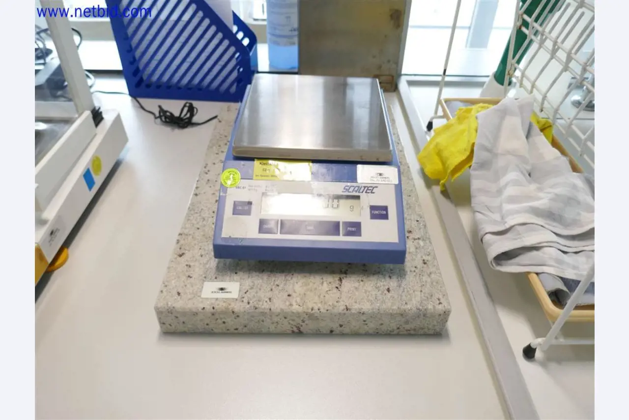 Equipos de laboratorio amplios y en buen estado-1