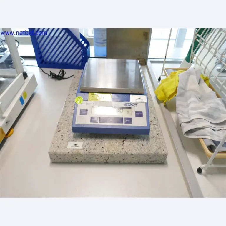 Equipos de laboratorio amplios y en buen estado-1