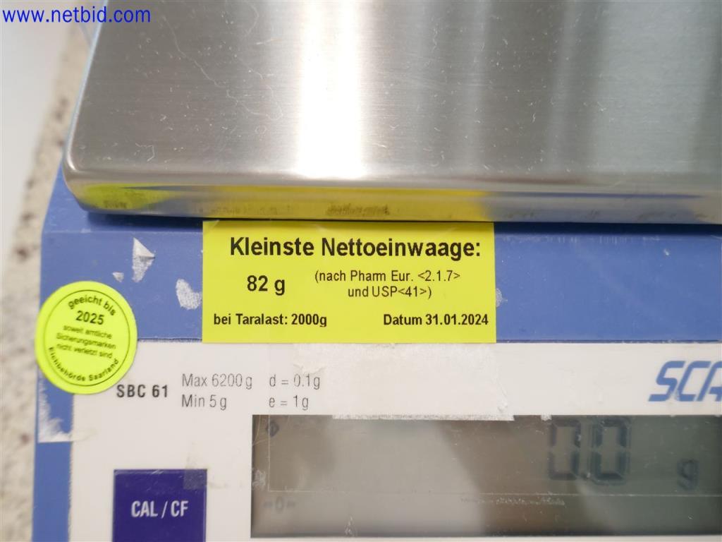 Equipos de laboratorio amplios y en buen estado-2