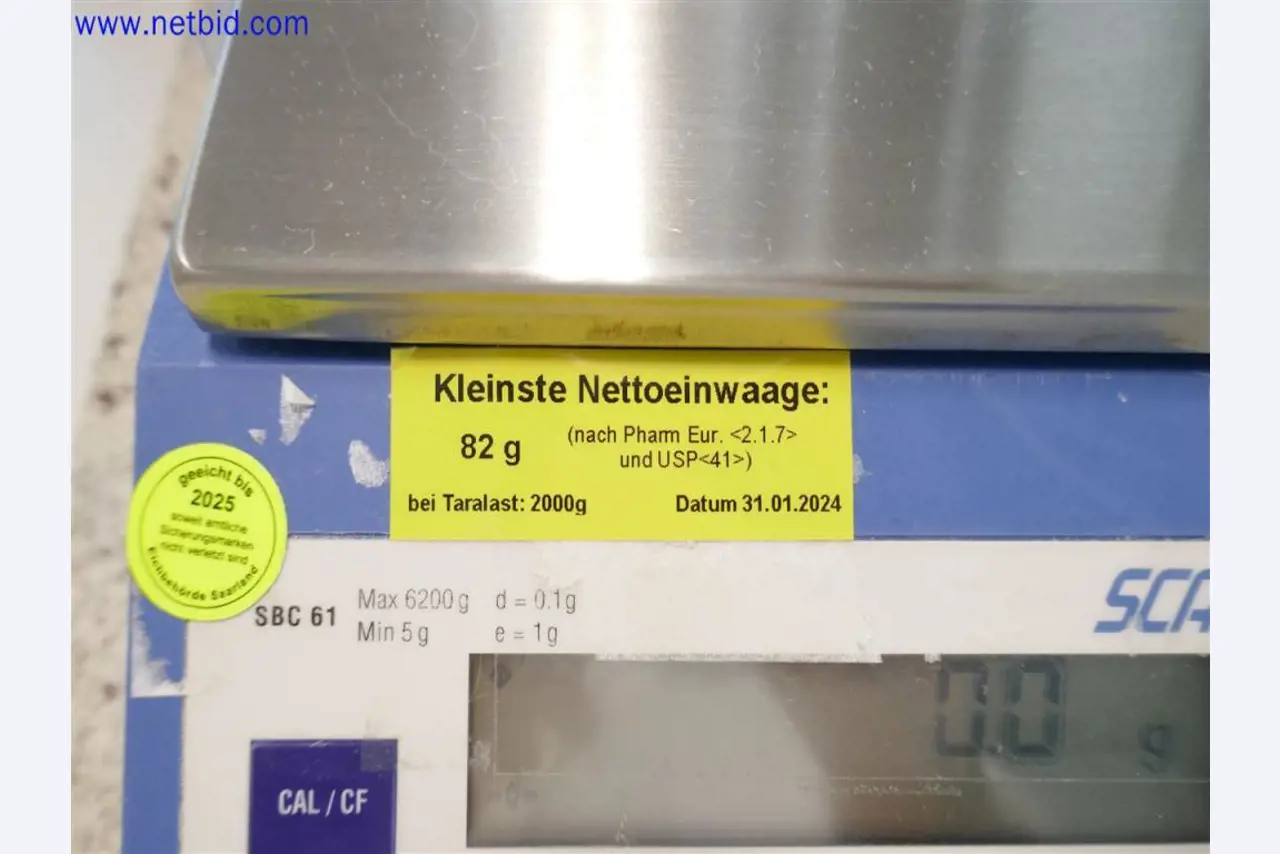 Equipos de laboratorio amplios y en buen estado-2