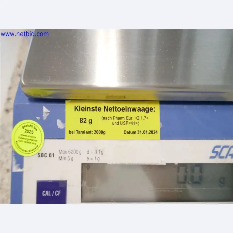 Equipos de laboratorio amplios y en buen estado-2